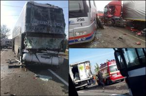 Accident teribil la Lunca Corbului, în Argeş. Impact devastator între 4 maşini, dintre care un autocar şi două TIR-uri