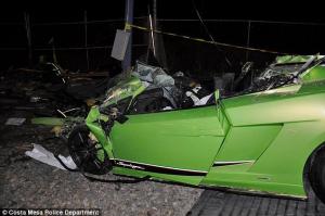 Un tânăr a distrus un Lamborghini de 240.000 de dolari după ce s-a înfipt cu bolidul sub o casă (Foto)