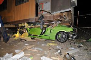 Un tânăr a distrus un Lamborghini de 240.000 de dolari după ce s-a înfipt cu bolidul sub o casă (Foto)