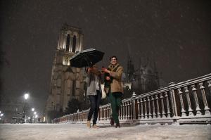 Parisul, acoperit de zăpadă. După inundații, ninsori puternice au afectat capitala Franței. Galerie Foto