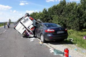 Reacţia MAE după accidentul din Ungaria în care un microbuz cu români s-a izbit violent de un autoturism