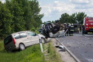 Reacţia MAE după accidentul din Ungaria în care un microbuz cu români s-a izbit violent de un autoturism