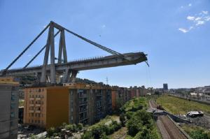Imagini dramatice printre dărâmăturile podului Morandi! Echipele de salvare caută încă persoane dispărute. Doliu național, sâmbătă, în Italia (Foto)