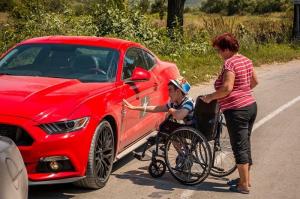 Dragoş, un băiat de 10 ani care trăieşte într-un scaun cu rotile, s-a trezit la poartă cu 50 de maşini Ford Mustang