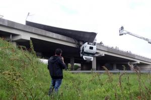 Cabină de TIR suspendată peste autostradă, camionul a fost aruncat de vânt peste parapet, în Ungaria