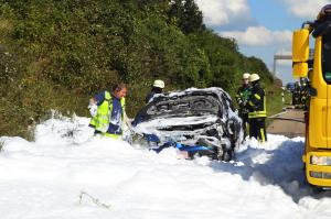 Un Renault a luat foc pe autostradă, pompierii l-au acoperit cu spumă, în Germania