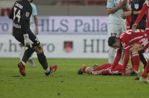 Incident la meciul Dinamo – FCSB: Perovic, scos cu ambulanța după ce a fost lovit cu piciorul în față