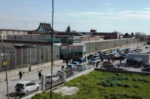 Român evadat din închisoarea din Foggia, ca să scape de coronavirus, căutat de zeci de poliţişti, în Italia