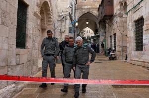 Doi bărbaţi înarmaţi au semănat teroare, în Oraşul Vechi din Ierusalim. Un mort şi trei răniţi, în urma atacului | VIDEO