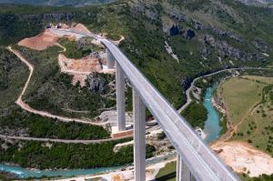 Cea mai scumpă autostradă din lume nu duce nicăieri și riscă să bage în faliment o țară din Balcani. China ar putea prelua infrastructura