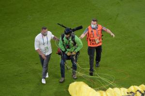 Momentul care nu s-a văzut la TV. Un activist Greenpeace a aterizat pe teren înainte de Franţa - Germania după ce s-a încurcat în cablurile camerelor TV - VIDEO