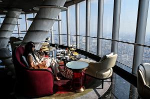 GALERIE FOTO S-a deschis cel mai înalt hotel din lume: cea mai ieftină cameră se închiriază pentru 557 de dolari pe noapte