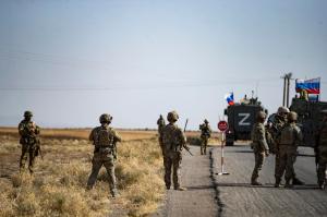 "Un moment foarte rar". Blindate americane şi ruseşti s-au intersectat în Siria: soldaţii au coborât şi au făcut poze, ba chiar au glumit între ei