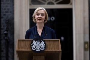 Criză politică în Marea Britanie. Liz Truss, șefa guvernului, a demisionat după 44 de zile. Cine este favorit să o înlocuiască