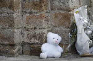 Un sicriu alb, lacrimi şi durere. Fetiţa de 12 ani, găsită moartă intr-o valiză, a fost condusă pe ultimul drum. Imagini de la înmormântarea care a avut loc în Franţa