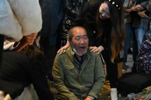Răni adânci în urma tragediei din Seul: Cu inima strânsă, rudele celor morţi vin să le recupereze obiectele personale: "Au venit şi au plecat în lacrimi"