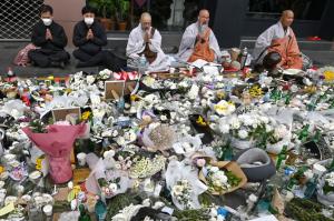 Răni adânci în urma tragediei din Seul: Cu inima strânsă, rudele celor morţi vin să le recupereze obiectele personale: "Au venit şi au plecat în lacrimi"