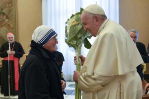 Papa Francisc a sărutat mâna unui om al străzii, la împlinirea vârstei de 86 de ani