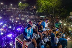 Eroii Argentinei au ajuns acasă cu trofeul Cupei Mondiale.  ”Pumele” lui Messi, primite de zeci de mii de fani