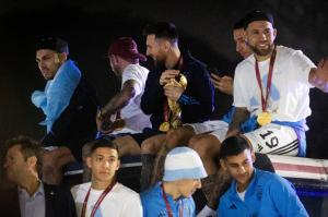 Eroii Argentinei au ajuns acasă cu trofeul Cupei Mondiale.  ”Pumele” lui Messi, primite de zeci de mii de fani