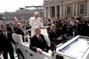 Papa Benedict al XVI-lea, primul Suveran Pontif care va fi înmormântat de succesorul său. Viața și controversele primului papă care a demisionat în ultimele 6 secole
