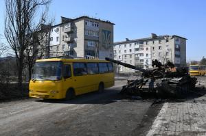 Ucrainenii acuză armata rusă că a deschis focul asupra autobuzelor care scoteau copiii din Mariupol. Oraşul a fost distrus complet