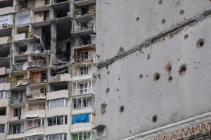 Drama ucrainenilor din Cernihivul bombardat de ruși. Sute de familii trăiesc în apartamente fără ferestre, uşi sau pereți