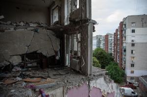 Drama ucrainenilor din Cernihivul bombardat de ruși. Sute de familii trăiesc în apartamente fără ferestre, uşi sau pereți