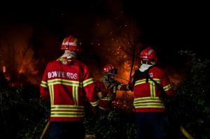 Imagini apocaliptice în Portugalia. Trupurile a doi bătrâni care voiau să fugă din calea incendiilor, descoperite carbonizate într-o maşină