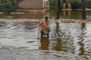 33 de milioane de oameni au fost afectați de inundaţiile devastatoare din Pakistan. Peste 900 de persoane au murit