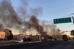 Haos pe străzile din Mexic după ce unul dintre fiii lui El Chapo a fost arestat: avioane avariate, maşini distruse, şcoli închise