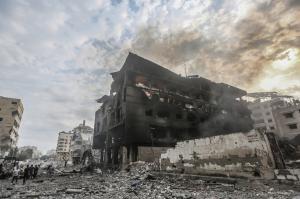 Imagini crunte cu distrugerile din Gaza. Spitalele sunt copleșite, morgile sunt pline. Printre morți se numără 140 de copii și 120 de femei