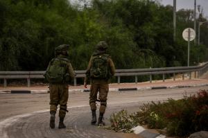 Cum a reuşit o femeie să scape cu viaţă, după ce a fost ţinută ostatică în propria casă, mai bine de 20 de ore, de Hamas: "Ţineau grenada deasupra capului meu"