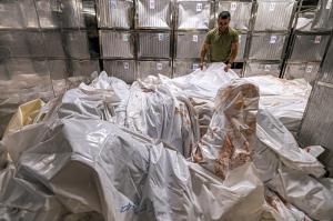 Imagini înfiorătoare de la o morgă din Gaza în a şasea zi de război cu Israel. Cadavrele zac unele peste altele în saci, într-o baie de sânge