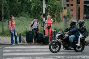 Marea premieră a celui de-al șaselea sezon America Express: cea mai lungă cursă cu bagajele duce concurenții în inima cartierului lui Pablo Escobar