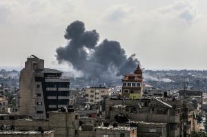 Israelul îşi intensifică atacurile în Fâşia Gaza. Doi lideri Hamas, ucişi în valul de bombardamente de sâmbătă seară