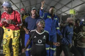 Peste 500 de muncitori, ostatici într-o mină de aur din Africa de Sud. Poliţiştii fac eforturi supraomeneşti să ajungă în subteran