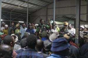 Peste 500 de muncitori, ostatici într-o mină de aur din Africa de Sud. Poliţiştii fac eforturi supraomeneşti să ajungă în subteran