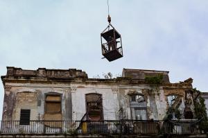 Un bloc vechi în care locuiau 13 familii s-a prăbuşit din senin, după o ploaie. Cel puţin 3 morţi în tragedia din Havana