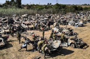 Imagini tulburătoare cu zeci de maşini distruse de Hamas la "festivalul morţii" din Israel.  ''Suntem într-un război dur. Va fi un război lung''