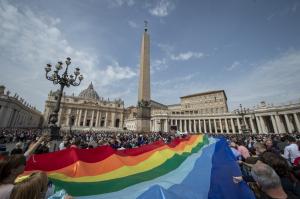 Vaticanul permite botezarea persoanelor trans, cu o condiţie. Schimbări majore în Biserica Catolică
