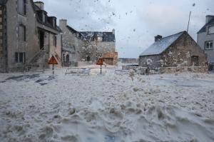 Furtuna Ciaran a blocat în case vestul Europei: Valuri de 20 de metri şi rafalele de vânt de 200 km/h în Franţa. Imagini impresionante