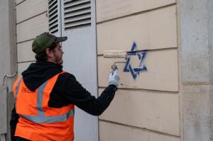 Un cuplu de moldoveni, prins în timp ce desena steaua lui David pe o clădire din Paris. Pe cine a dat vina la audieri