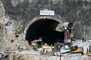 Salvarea se lasă aşteptată pentru cei 41 de muncitori blocaţi de 2 săptămâni într-un tunel surpat din India. De ce s-a amânat misiunea