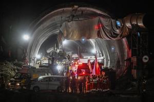 Cei 41 de muncitori blocați de 17 zile într-un tunel prăbușit au fost salvați. Cum au reuşit să trăiască în tot acest timp