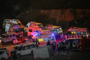 Cei 41 de muncitori blocați de 17 zile într-un tunel prăbușit au fost salvați. Cum au reuşit să trăiască în tot acest timp
