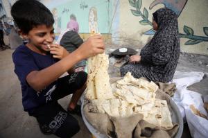 Un palestinian trăieşte cu doar două bucăţi de pâine pe zi în Gaza. ONU: "Au trecut 30 de zile. Ajunge! O întreagă populaţie este asediată şi atacată"