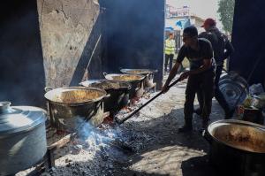 Un palestinian trăieşte cu doar două bucăţi de pâine pe zi în Gaza. ONU: "Au trecut 30 de zile. Ajunge! O întreagă populaţie este asediată şi atacată"