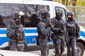 Elevii dintr-o şcoală din Germania, evacuaţi după ce doi tineri au intrat într-o sală de clasă cu o armă