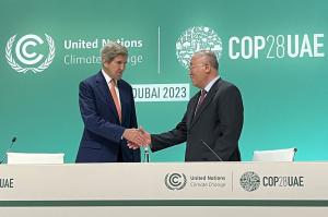 Acord istoric la Dubai pentru renunţarea la combustibili fosili. "CEO-ul petrolului", ovaţionat după ce a aplaudat decizia